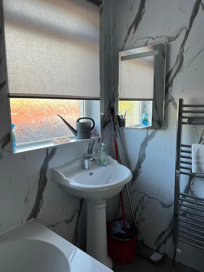 4 Bed Bungalow Near Airport Edimburgo