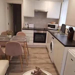 2 Bedroom Serviced Apartamento Londres