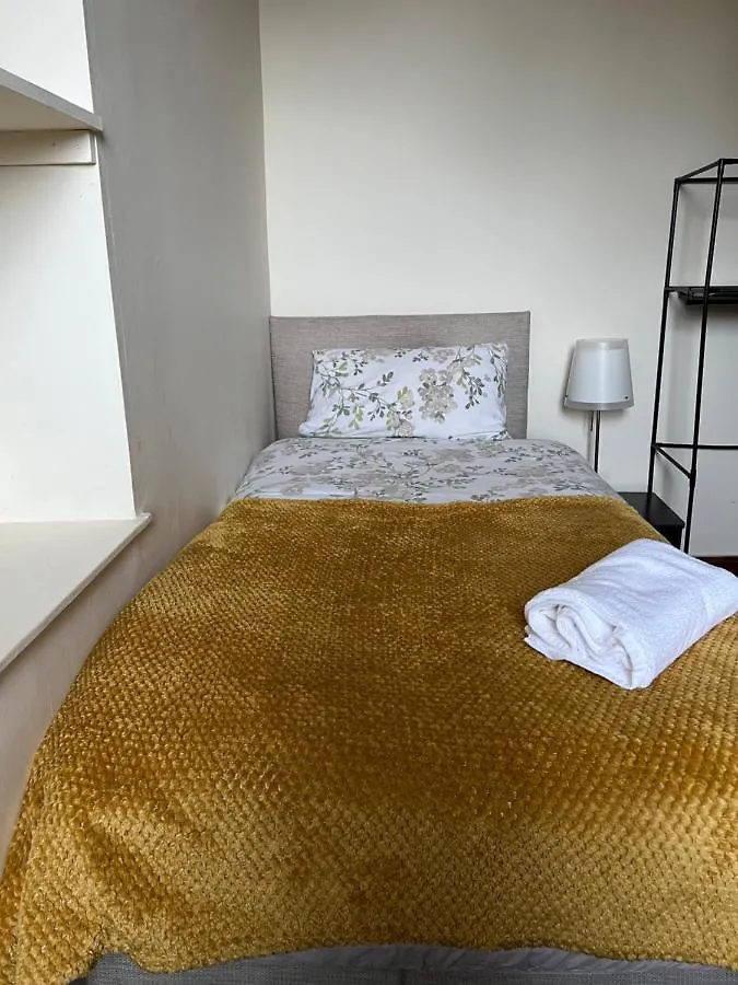 4 Bed Bungalow Near Airport Edinburgh 0*,