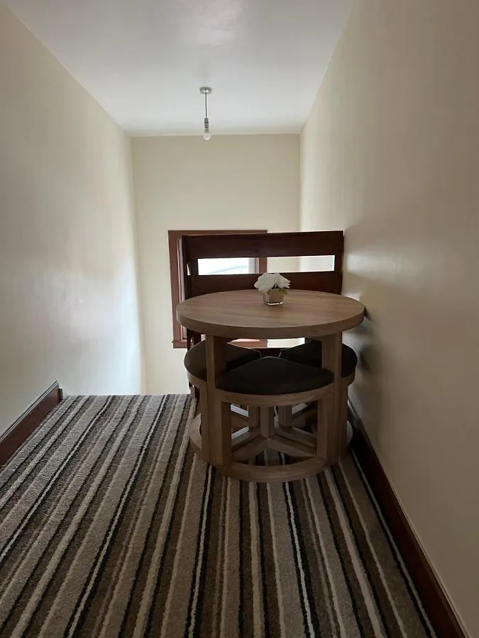 4 Bed Bungalow Near Airport エディンバラ 0*,  イギリス